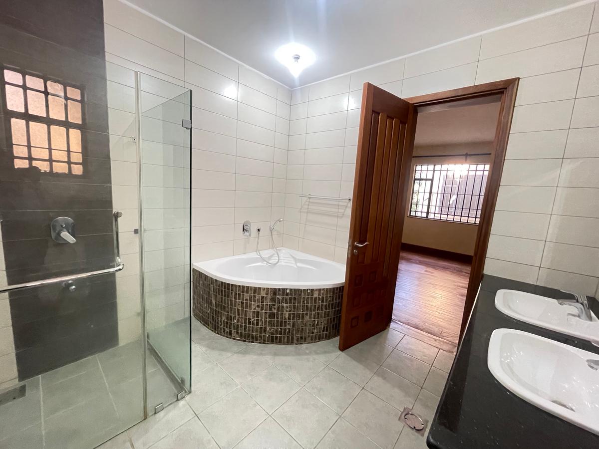 5 Bed Townhouse with En Suite in Lavington - 4