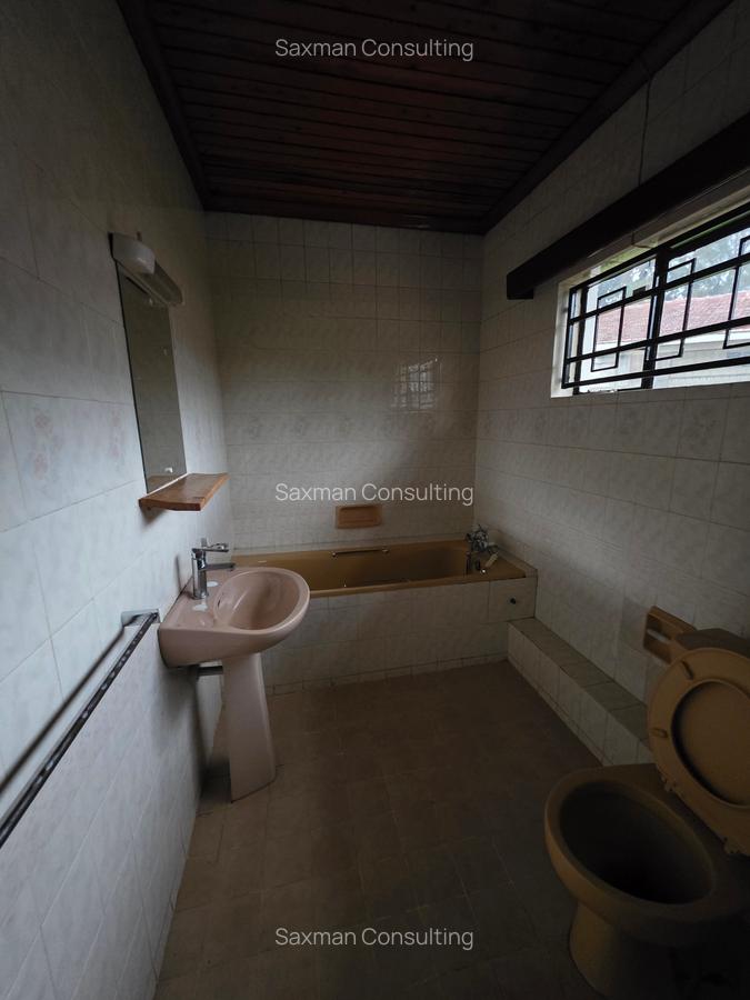 4 Bed House with En Suite in Nyari - 11