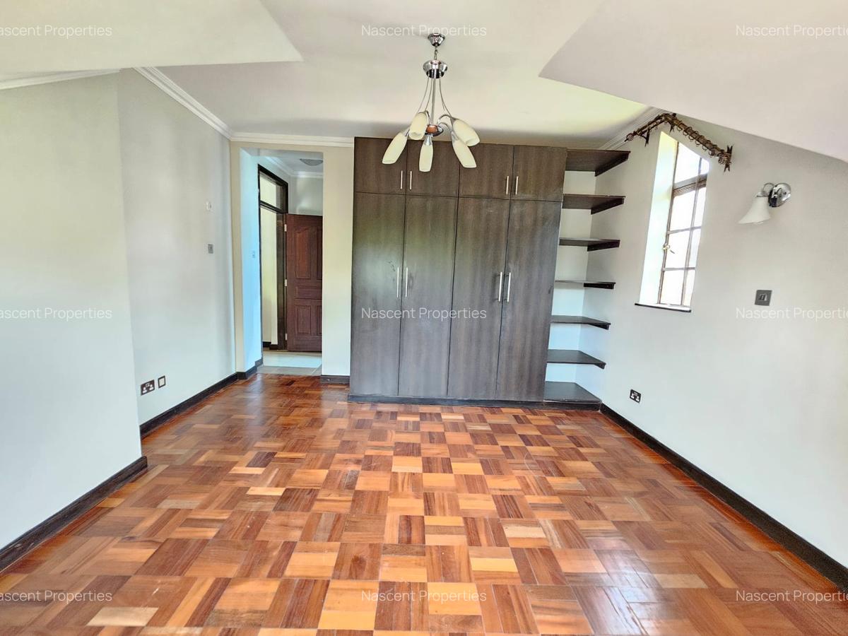 4 Bed House with En Suite in Rosslyn - 13