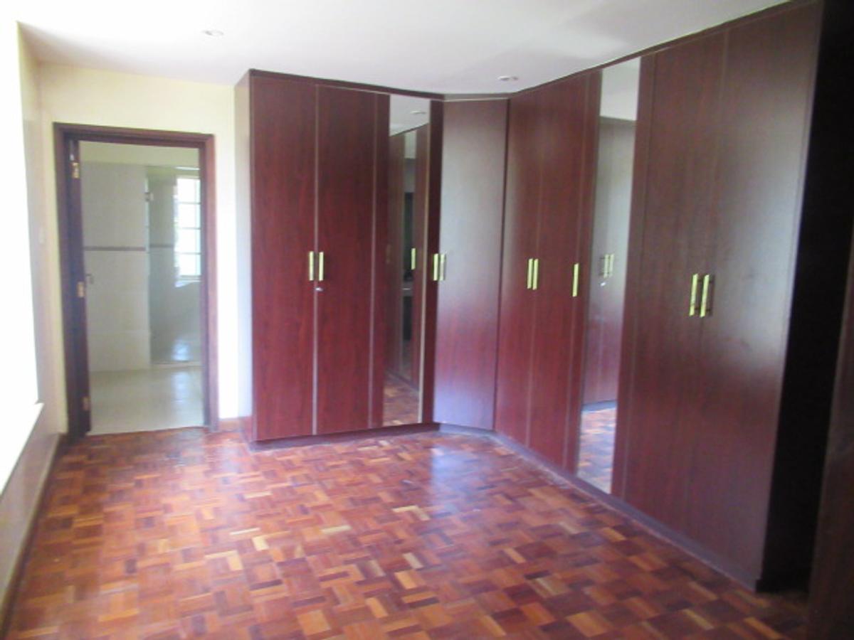 5 Bed Townhouse with En Suite at Lavington - 19