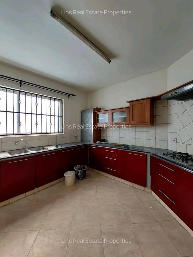 5 Bed Townhouse with En Suite in Brookside - 8