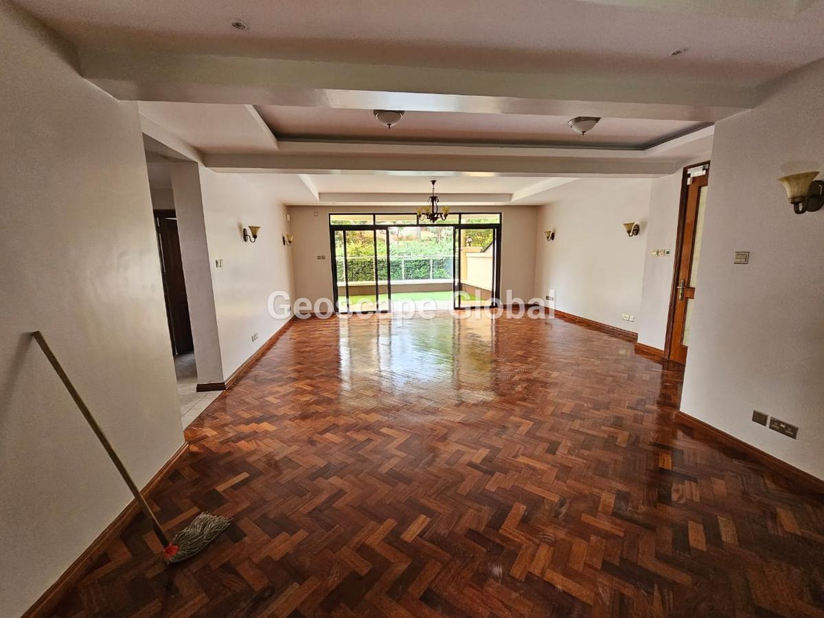 4 Bed Apartment with En Suite in Riverside - 8