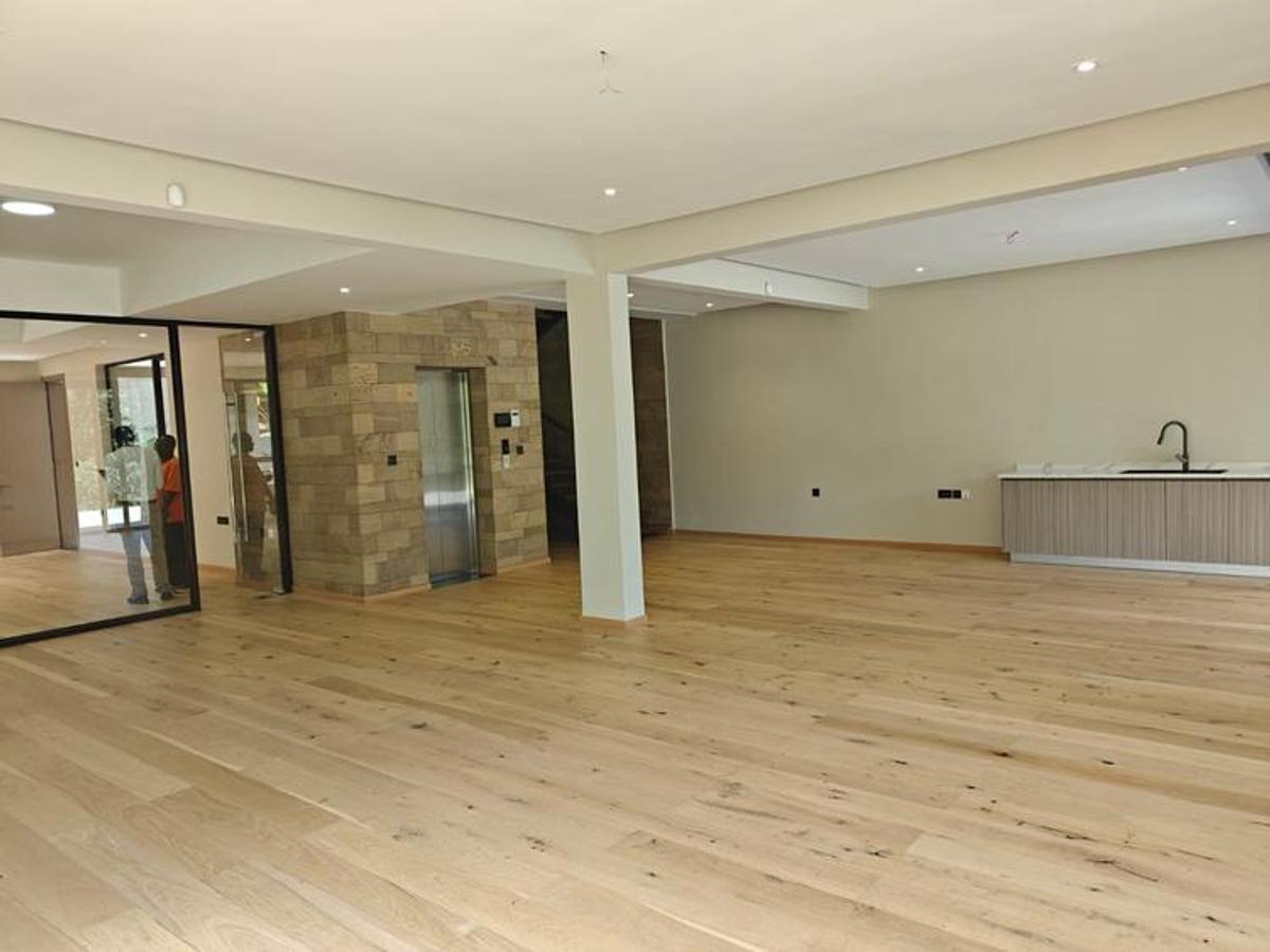 6 Bed House with En Suite in Nyari - 11