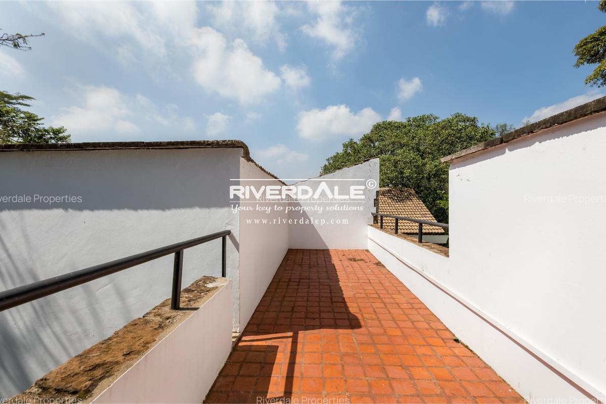 5 Bed House with En Suite in Runda - 18