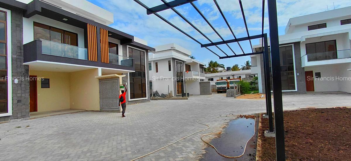 4 Bed Villa with En Suite at 4&5Bedroom For Sale And Rent - 2