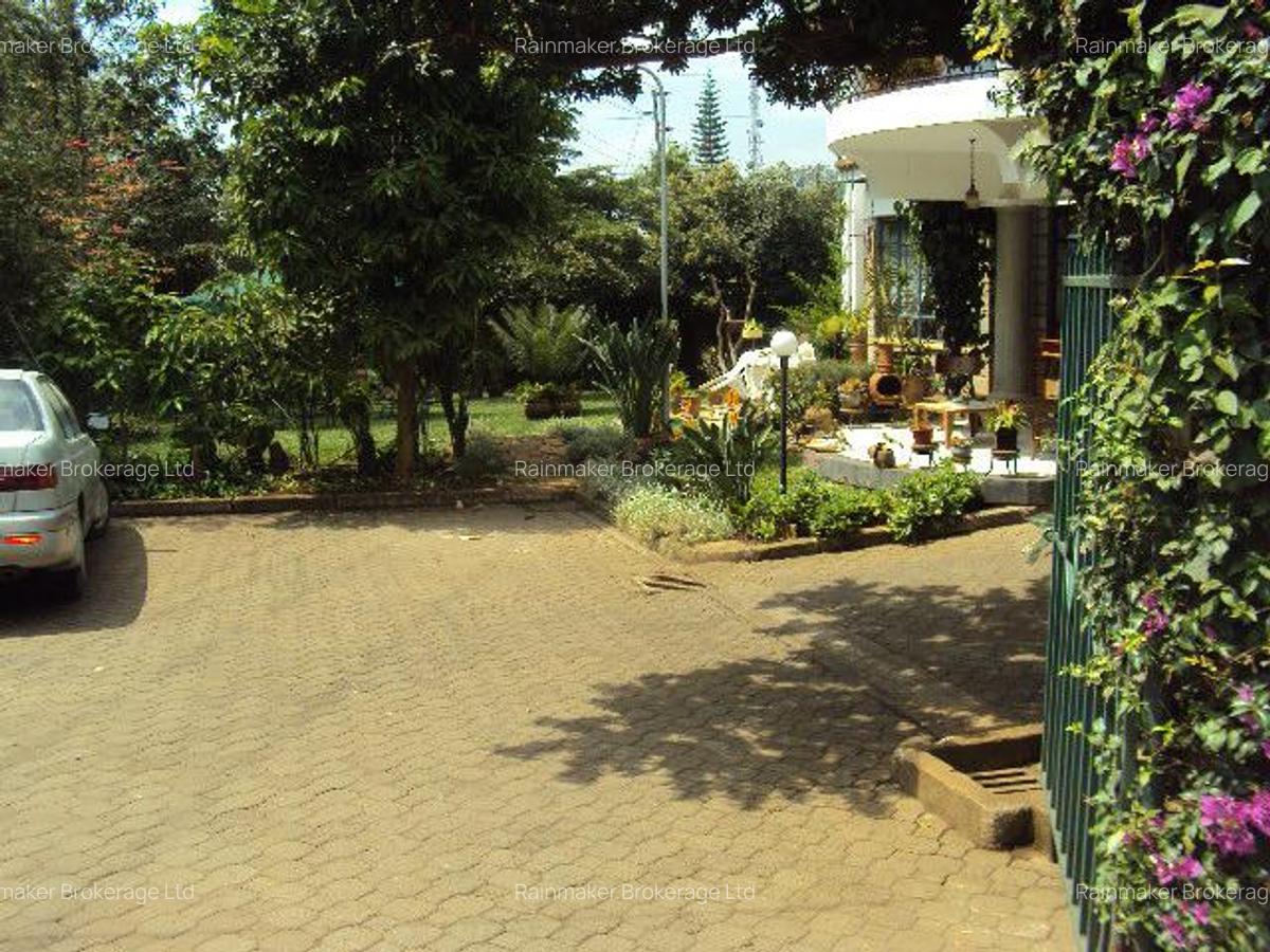 5 Bed House with En Suite at Brookside - 11