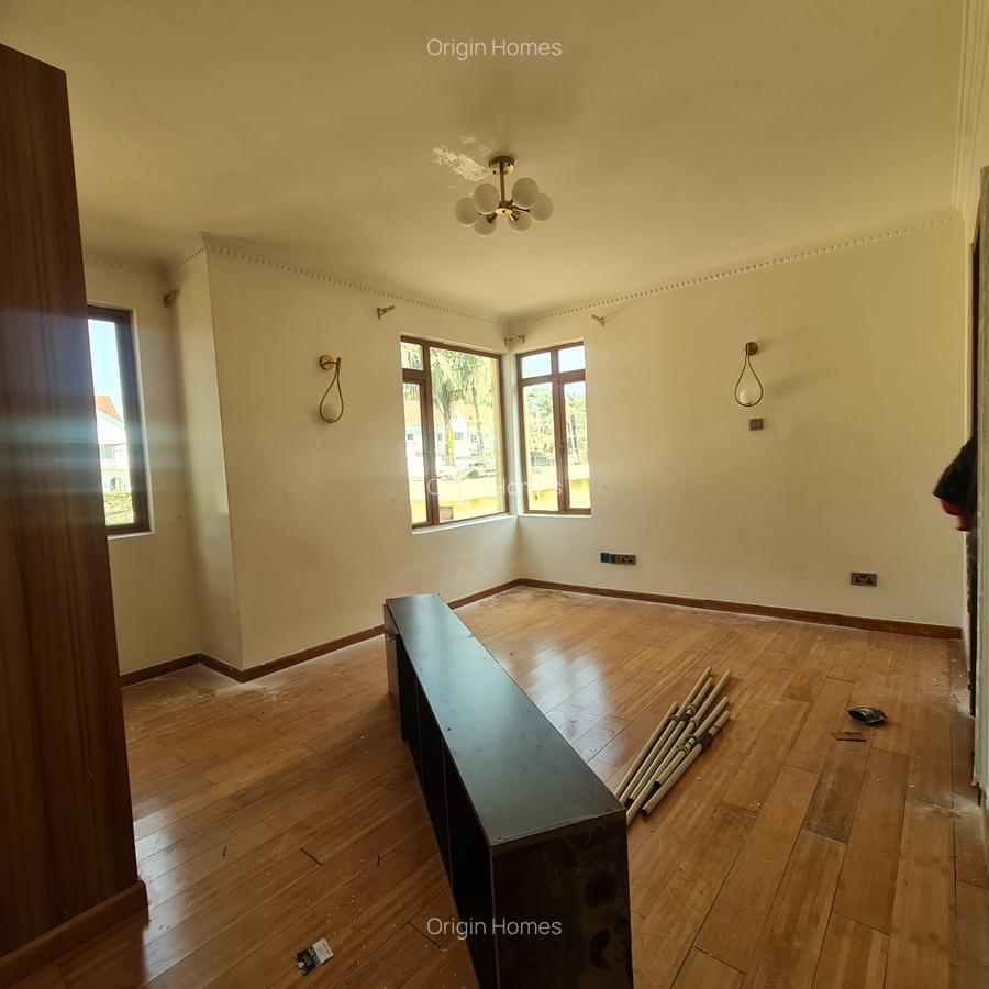 4 Bed Townhouse with En Suite at Lavington - 11