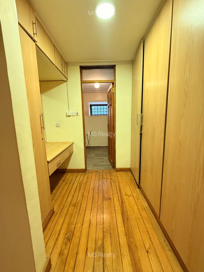 7 Bed House with En Suite in Runda - 4