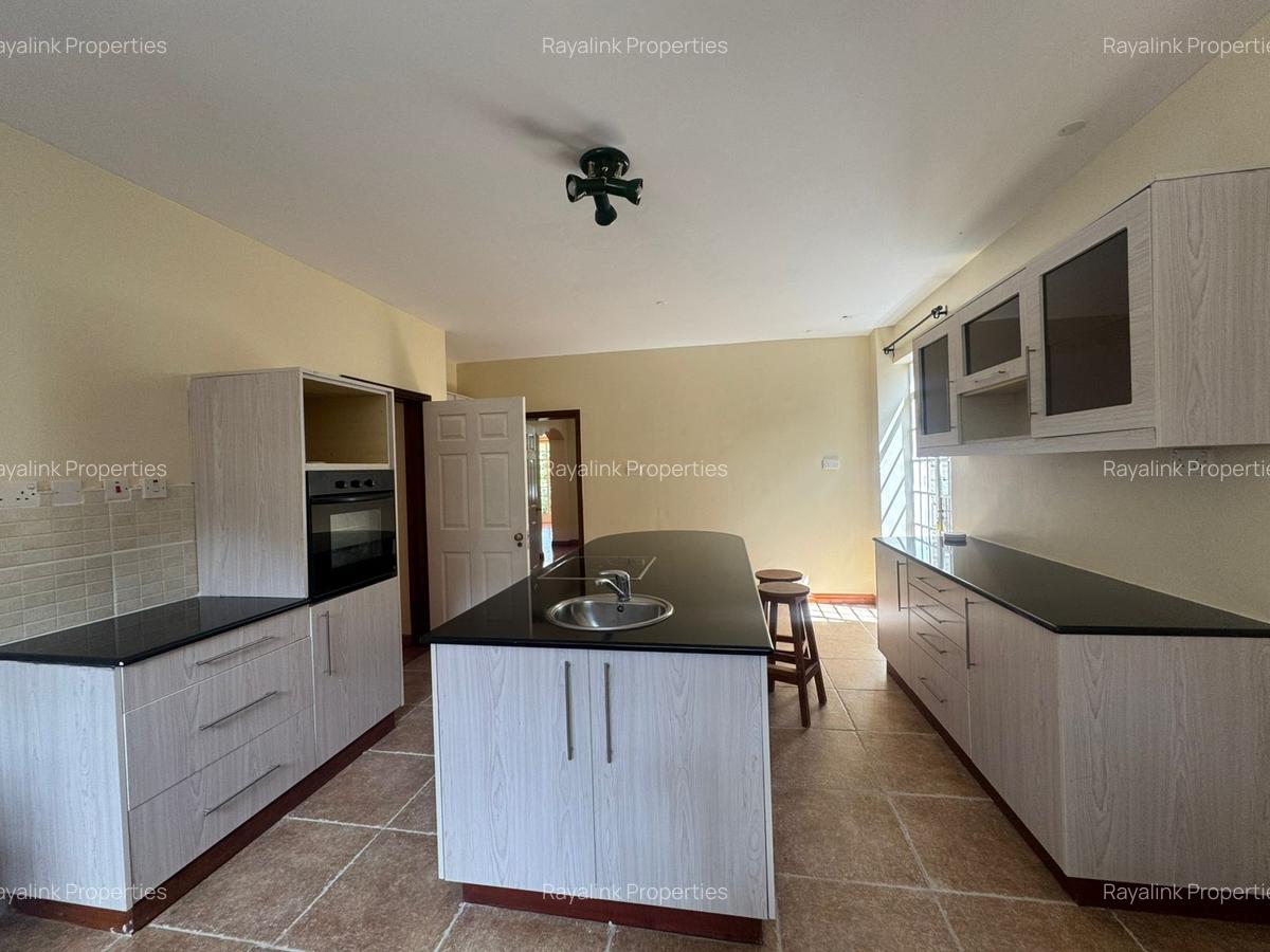 5 Bed House with En Suite at Rhino Park Road - 10