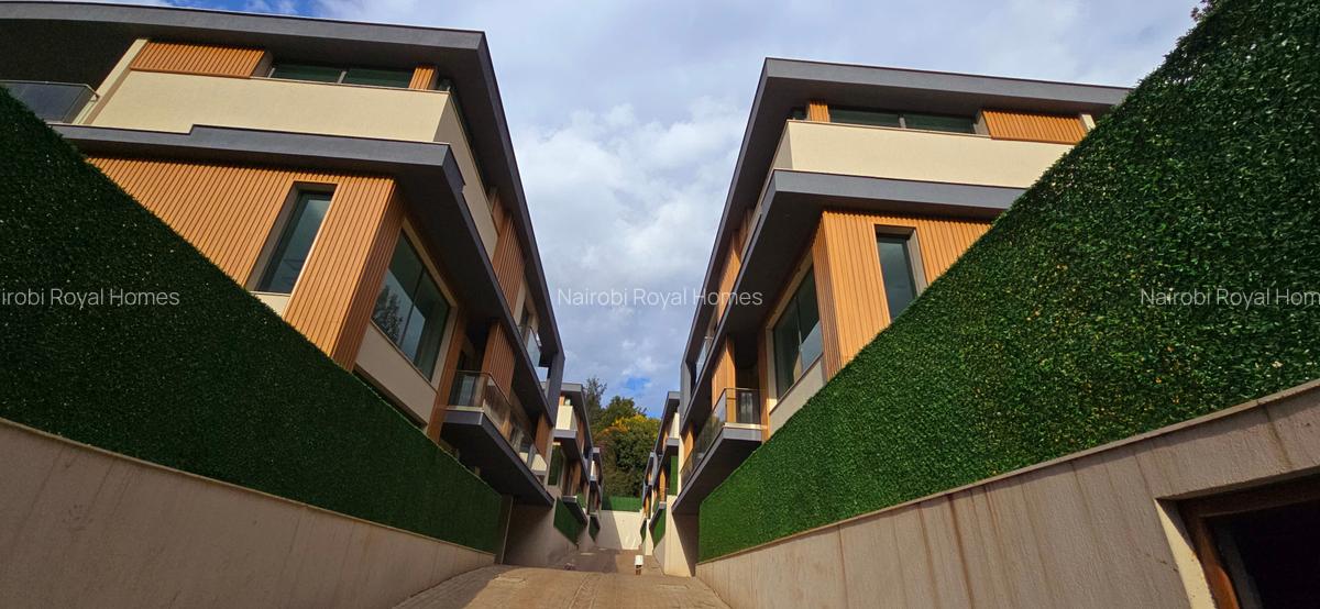 5 Bed House with En Suite at Lavington Green - 2
