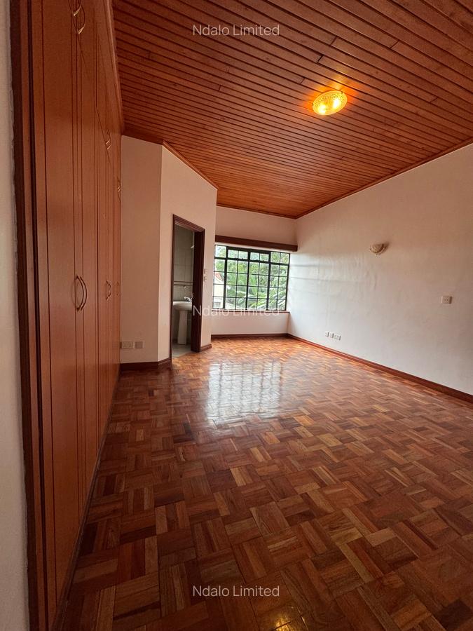 5 Bed Townhouse with En Suite at Lavington - 17