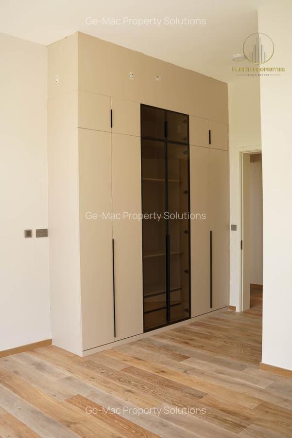 5 Bed House with En Suite in Runda - 8