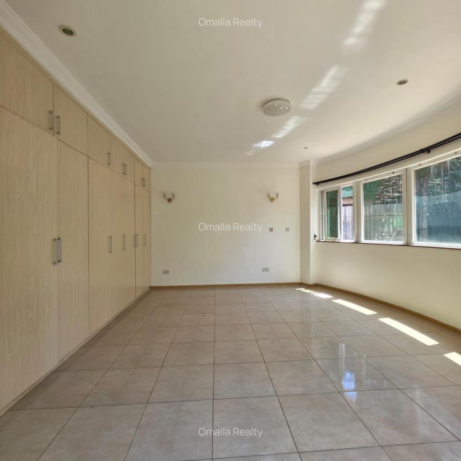 4 Bed House with En Suite in Riverside - 10