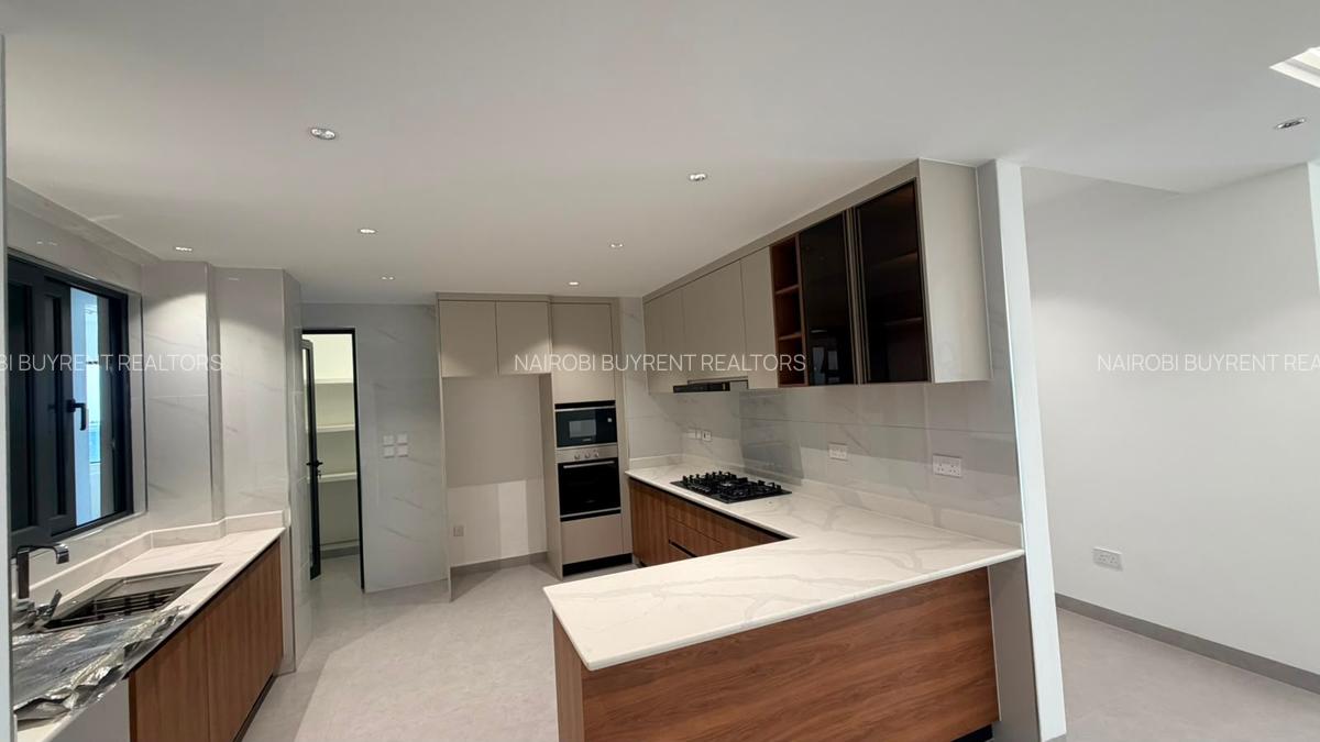 4 Bed Apartment with En Suite in Riverside - 5