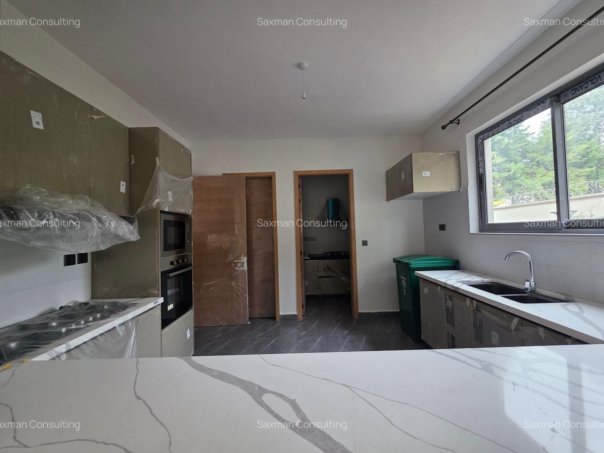 6 Bed Townhouse with En Suite in Lavington - 12