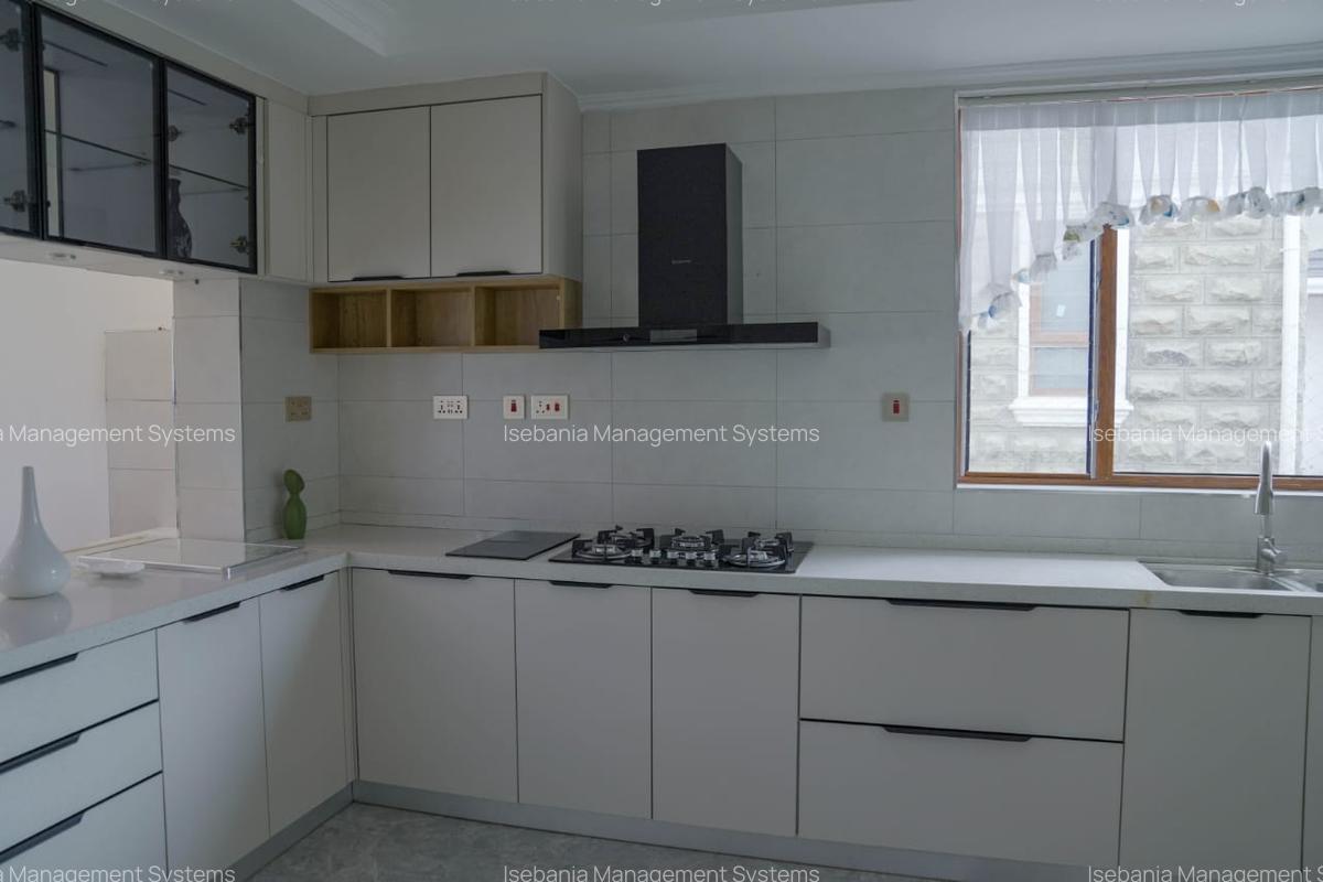 4 Bed House with En Suite at - 5