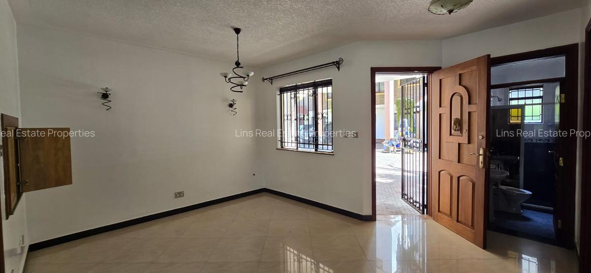 4 Bed Townhouse with En Suite in Brookside - 8