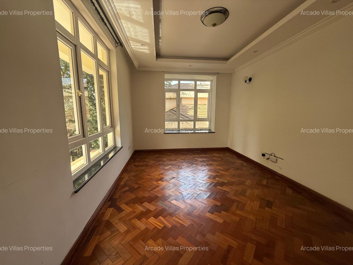 5 Bed Townhouse with En Suite in Lavington - 10