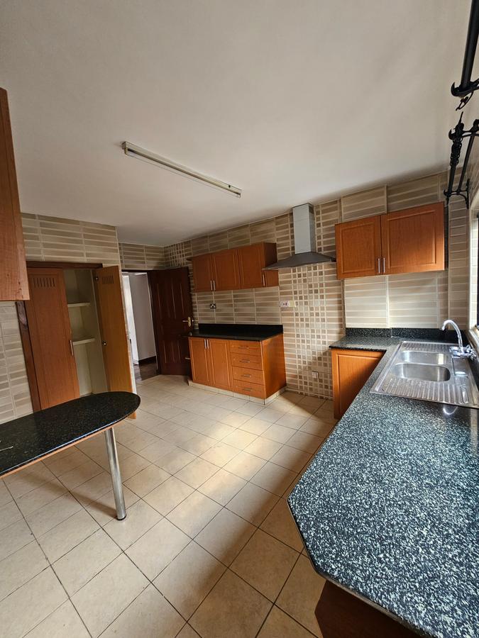 3 Bed Apartment with En Suite at Lavington - 8