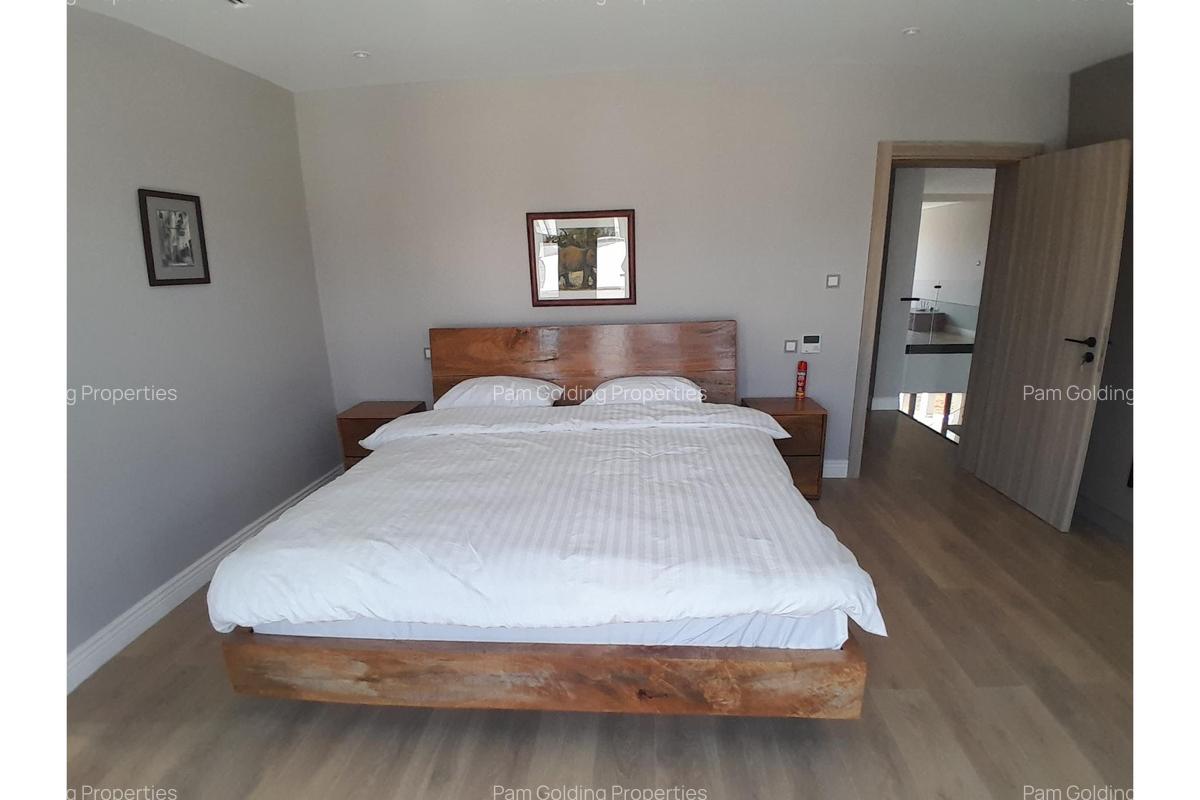 6 Bed Villa with En Suite at Palm Valley - 8