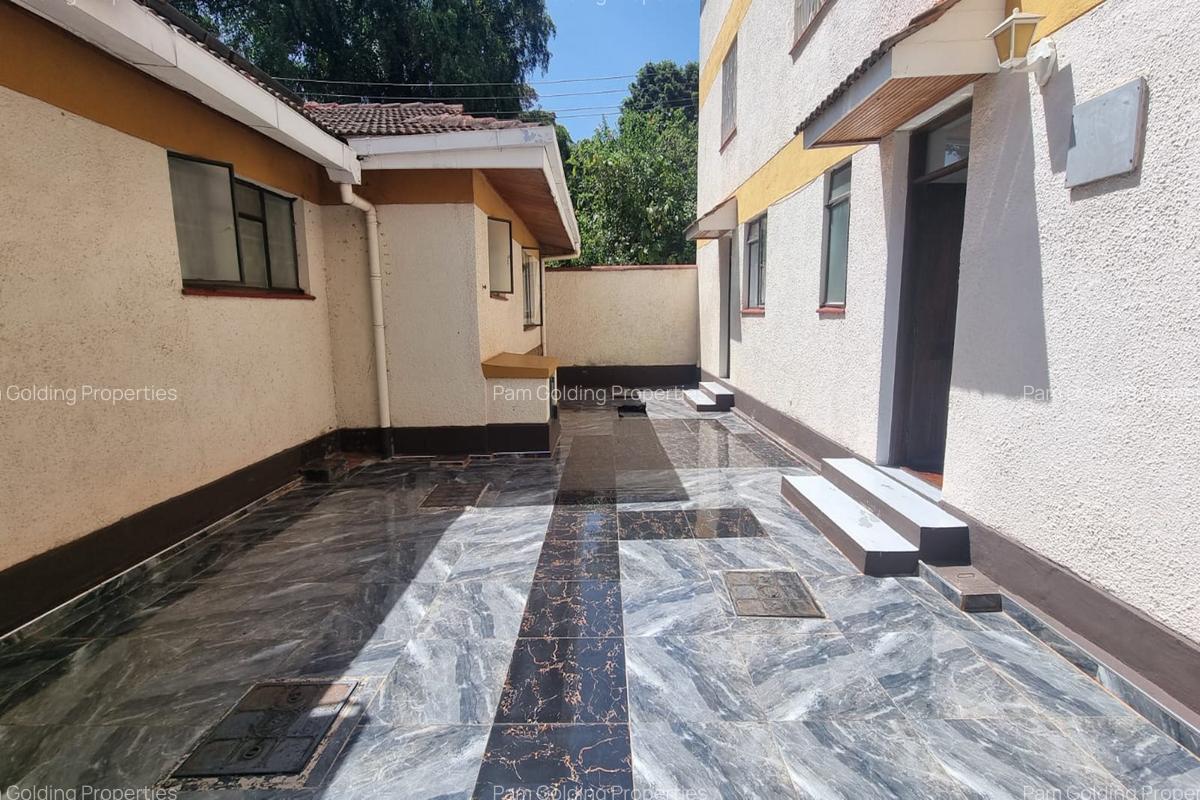 5 Bed House with Garden in Rosslyn - 8