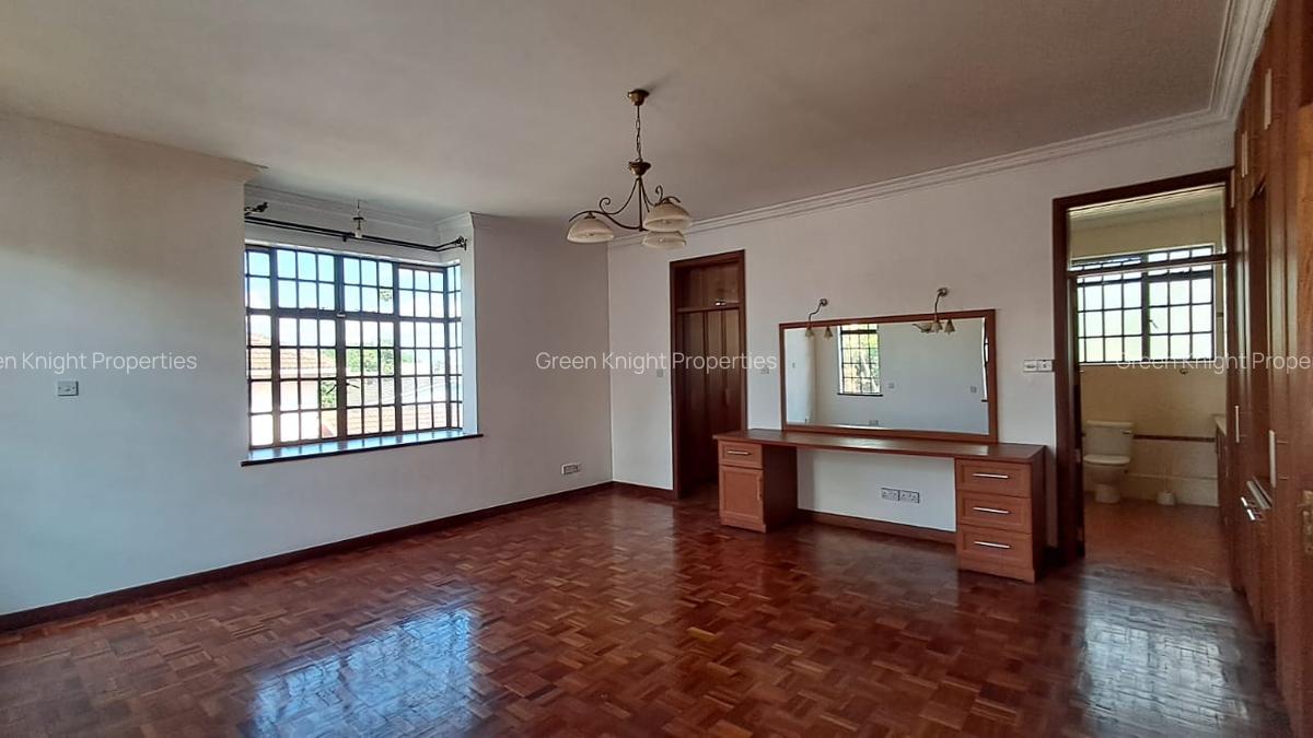 4 Bed House with En Suite in Lavington - 9
