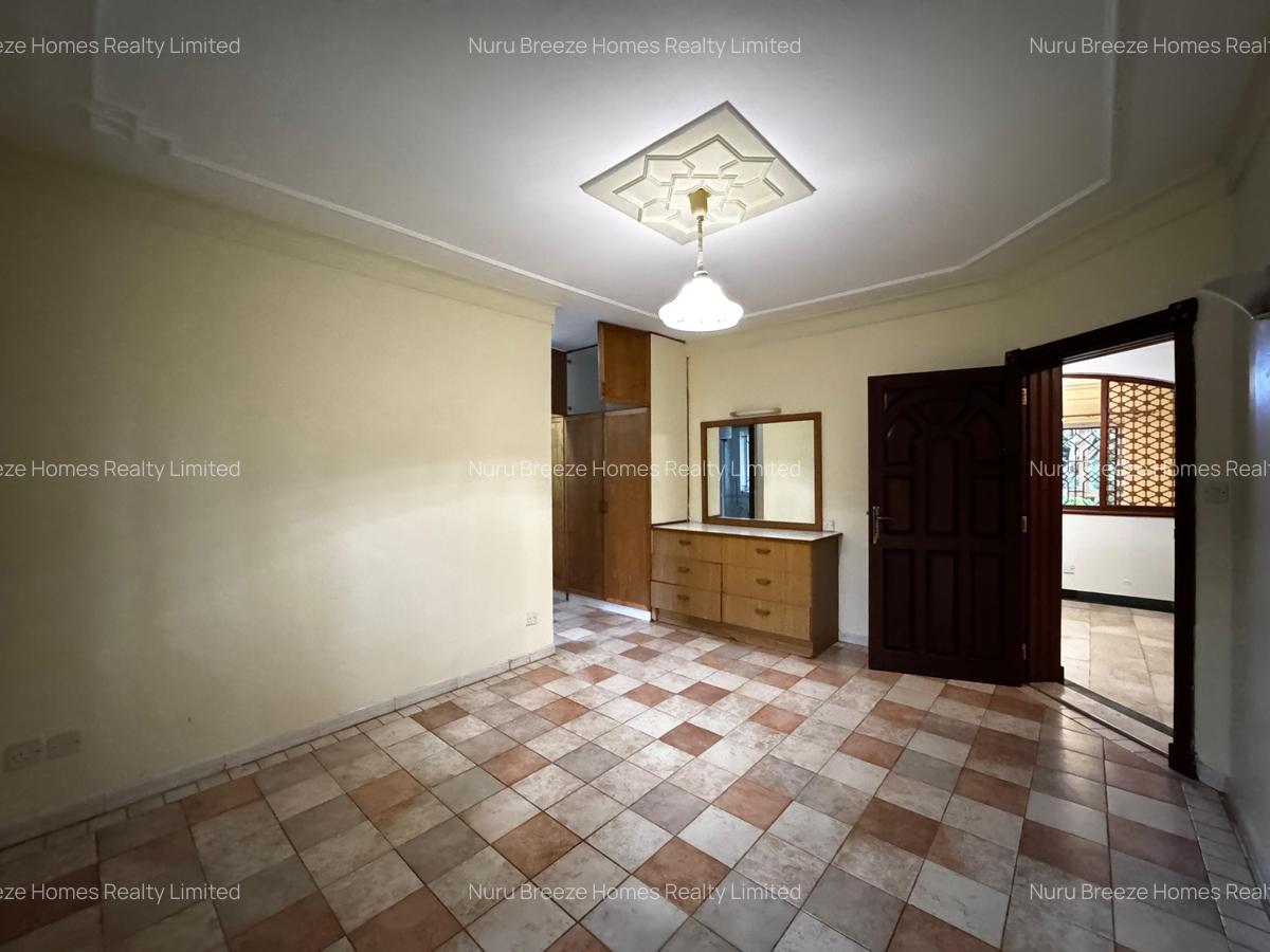 5 Bed House with En Suite in Hill View - 15