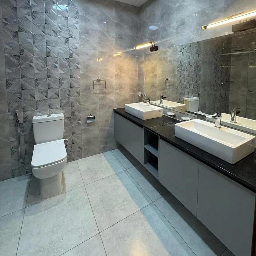 5 Bed House with En Suite in Lavington - 10