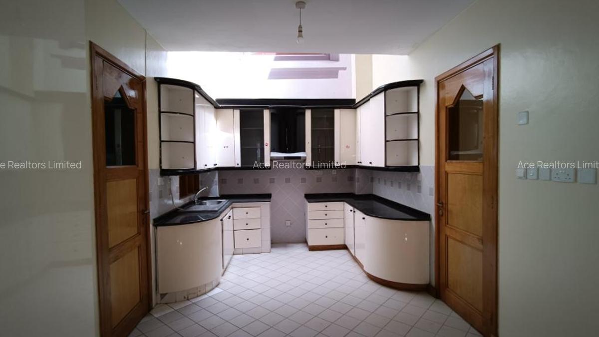 4 Bed Villa with En Suite at Dennis Pritt Road - 6