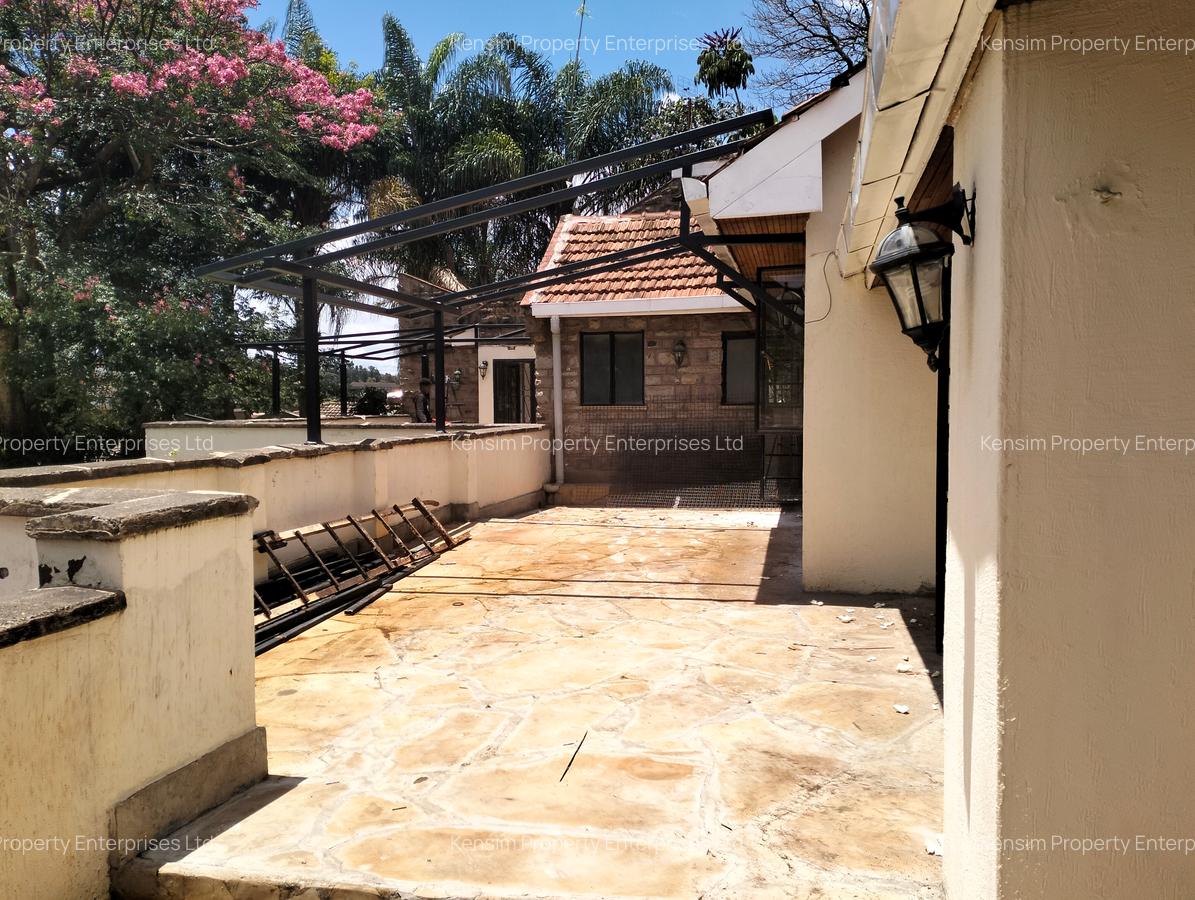 6 Bed House with En Suite in Lavington - 17