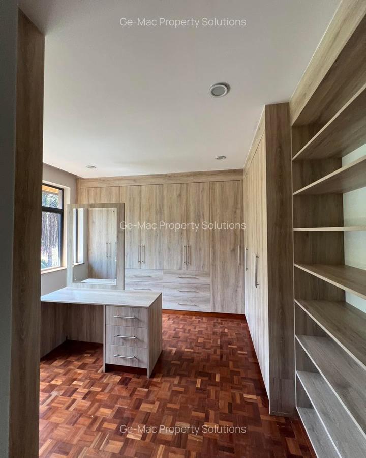 5 Bed House with En Suite in Lavington - 8