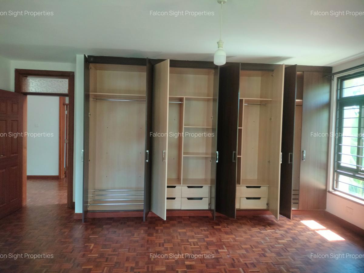 5 Bed Townhouse with Garden at Situated In Ambiance Neighborhood - 19