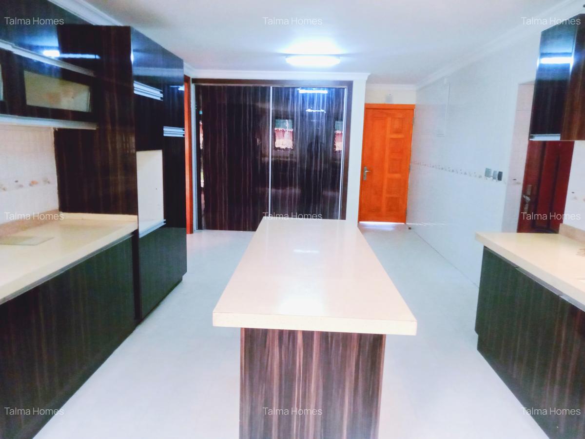 5 Bed Townhouse with En Suite at Lavington - 5