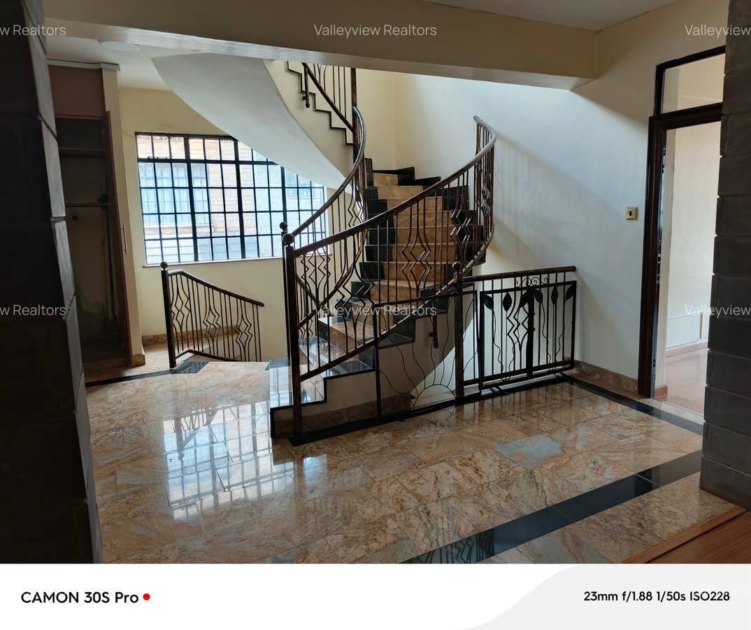 5 Bed Townhouse with En Suite at Lavington - 14