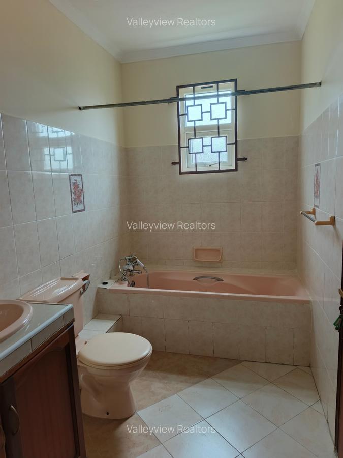 4 Bed Townhouse with En Suite at Lavington - 16