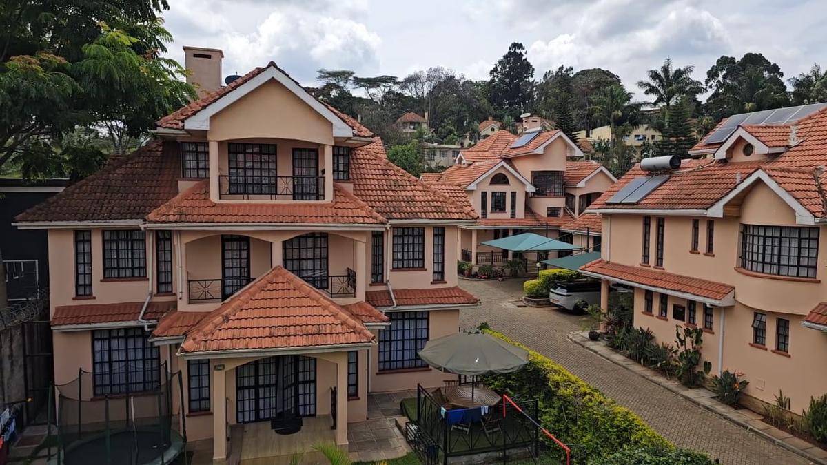 5 Bed House with En Suite in Lavington - 1