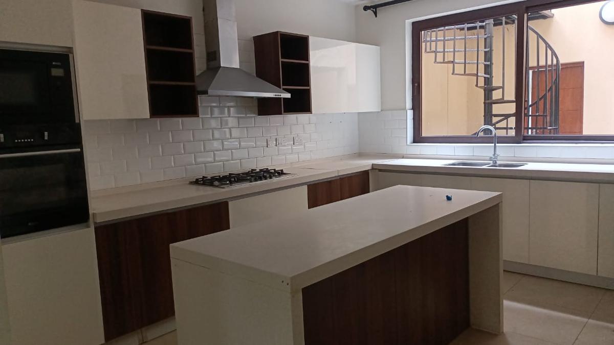 5 Bed Townhouse with En Suite in Lavington - 3