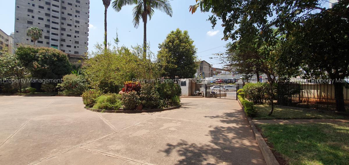 4 Bed Apartment with En Suite in Parklands - 20