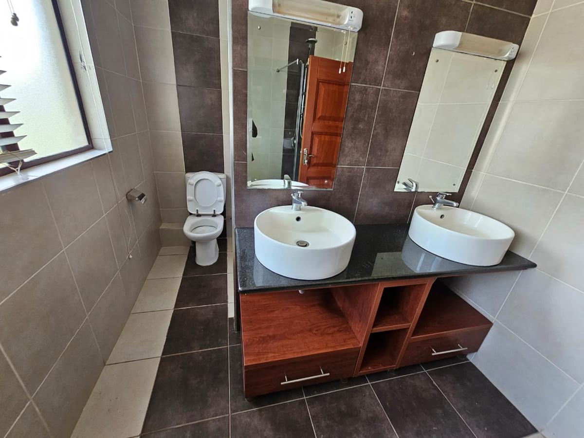 4 Bed Townhouse with En Suite in Ridgeways - 5