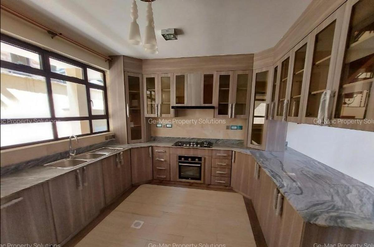 5 Bed House with En Suite in Lavington - 18