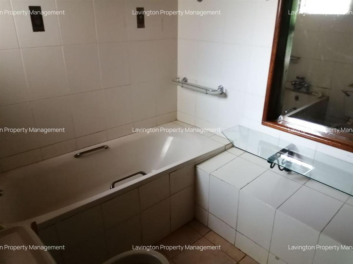 5 Bed House with En Suite at Lavington Green - 15