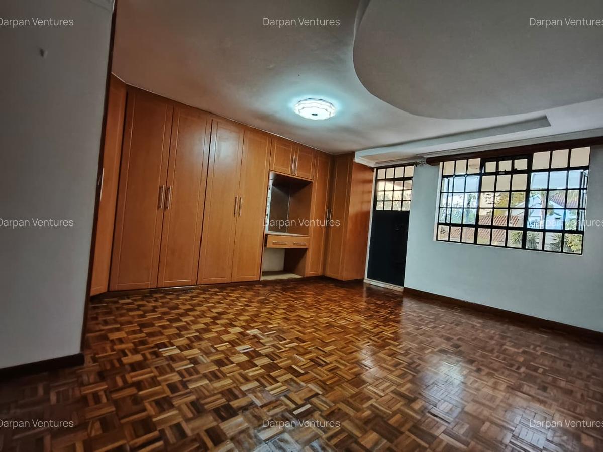 5 Bed House with En Suite in Runda - 2