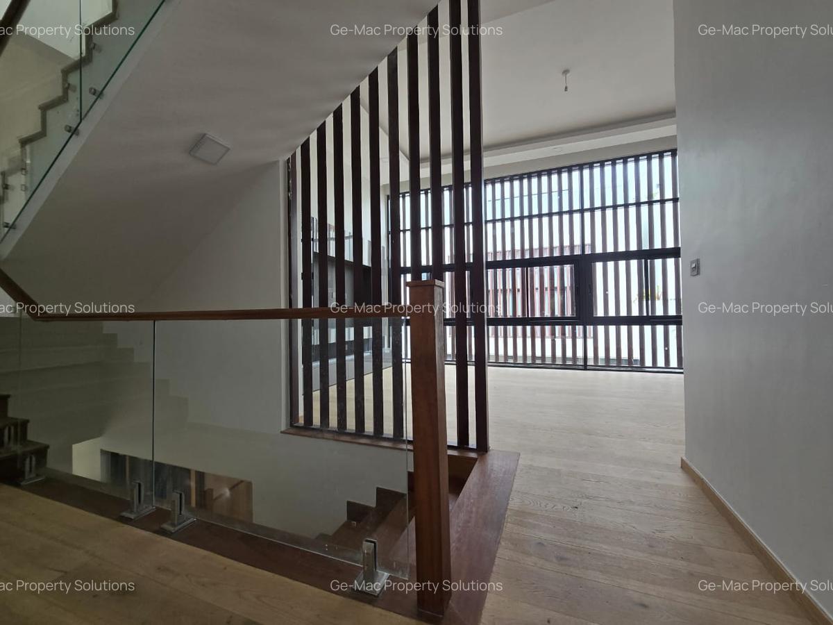 5 Bed House with Garden in Lavington - 7