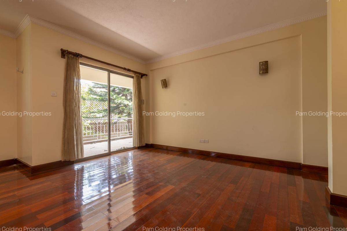 3 Bed Apartment with En Suite at Riverside Drive - 6