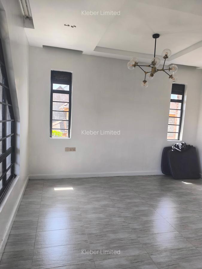 4 Bed House with En Suite in Membley - 8