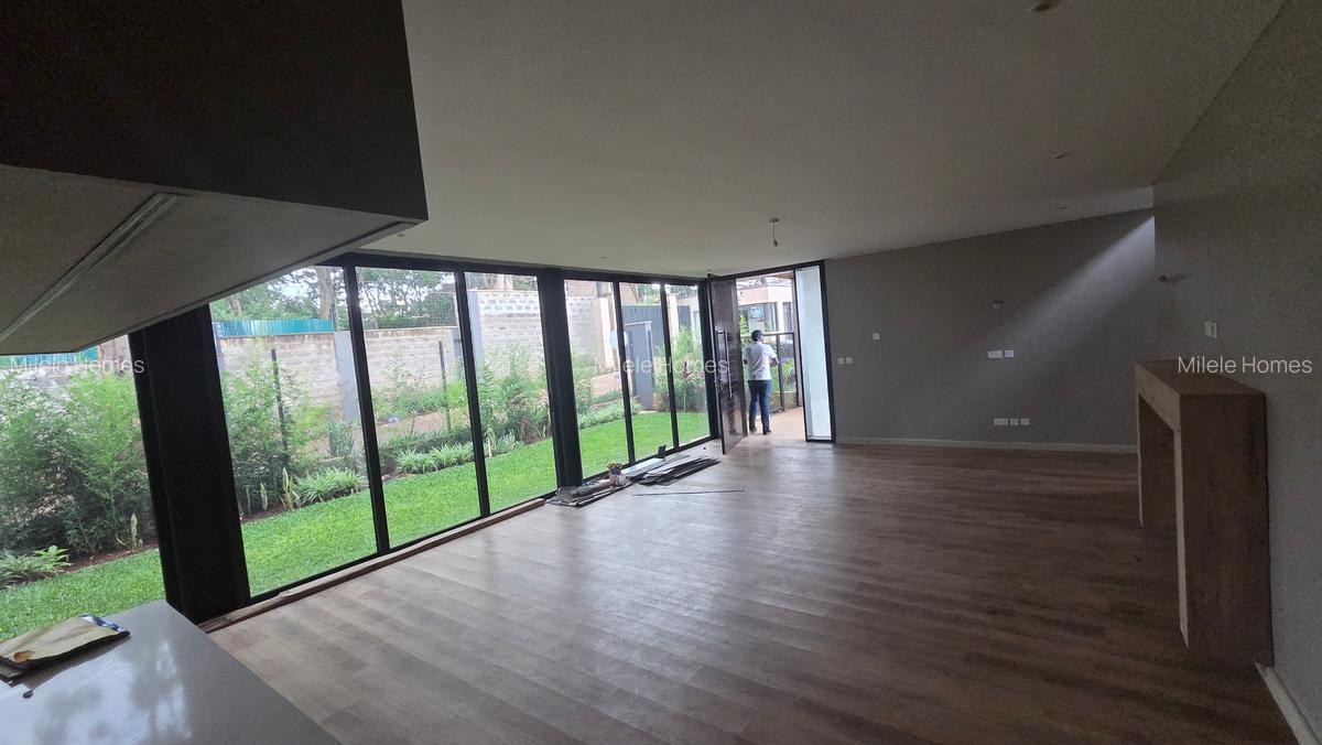 4 Bed Townhouse with En Suite at Paradise - 2