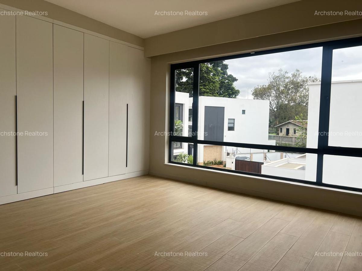 5 Bed Townhouse with En Suite in Kyuna - 2
