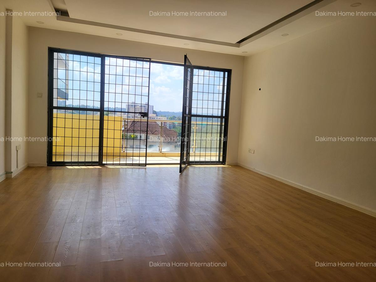 3 Bed Apartment with En Suite in Brookside - 4