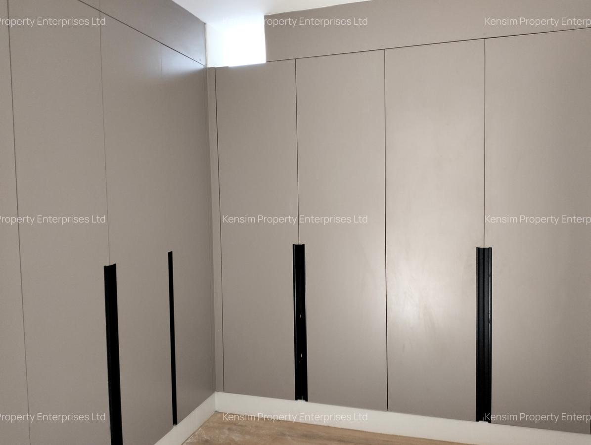 5 Bed Townhouse with En Suite in Brookside - 15