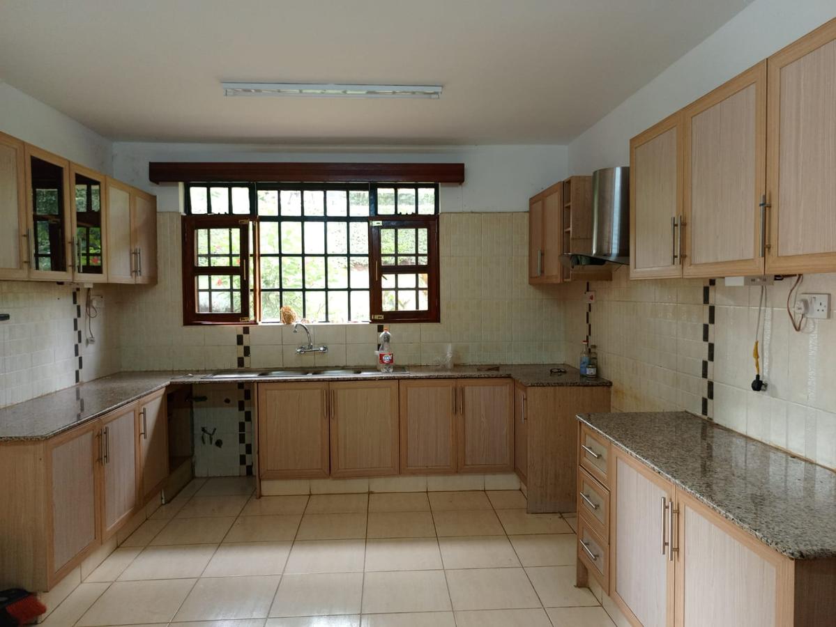 4 Bed House with En Suite in Rosslyn - 15